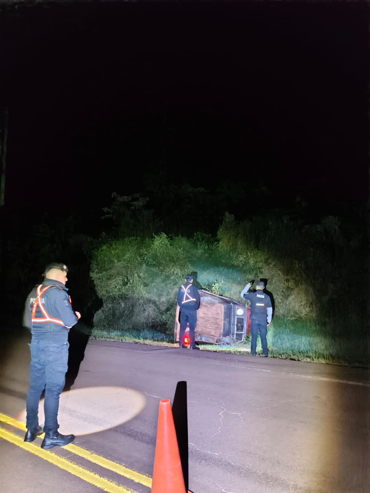 Choque entre dos camionetas dejó a dos personas lesionadas en El Soberbio 2